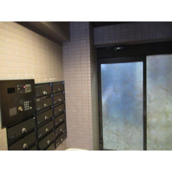 物件外観写真2　(エントランス部分)