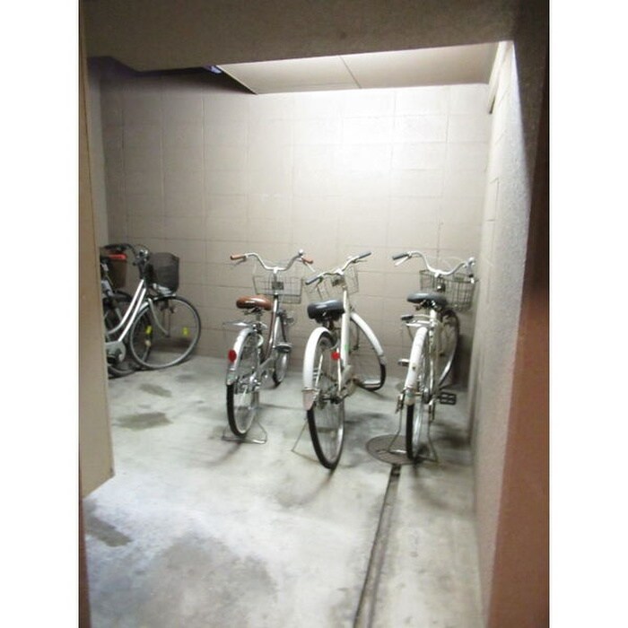 物件外観写真3　(駐輪場)