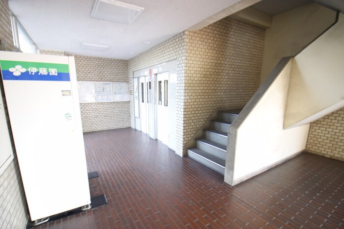 物件外観写真6　(エントランス部分)