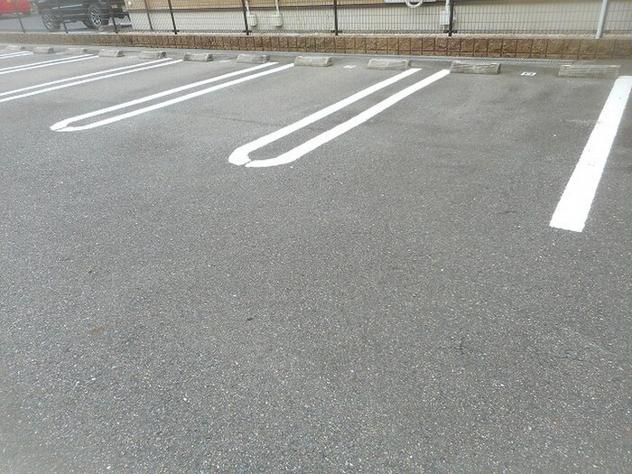 物件外観写真3　(駐車場)