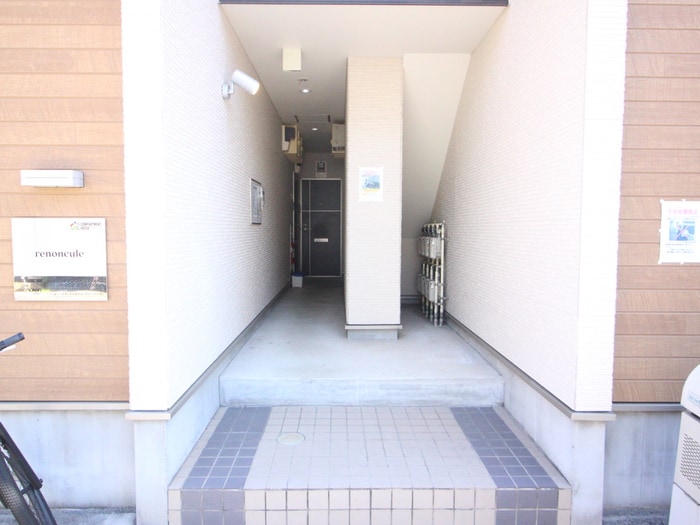 物件外観写真3　(エントランス部分)