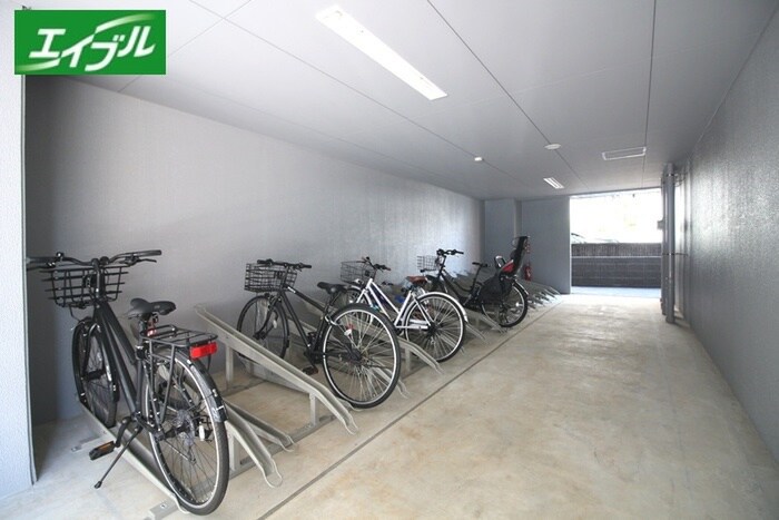 物件外観写真3　(駐輪場)