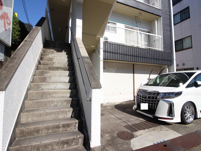 物件外観写真6　(エントランス部分)