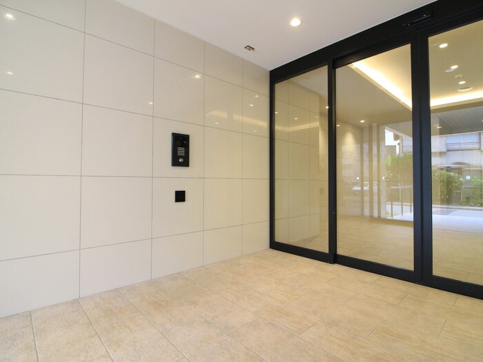 物件外観写真4　(エントランス部分)