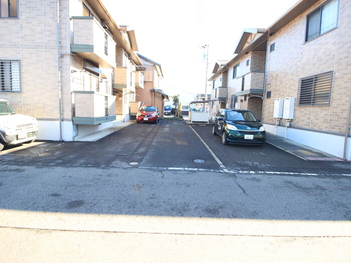 物件外観写真6　(駐車場)