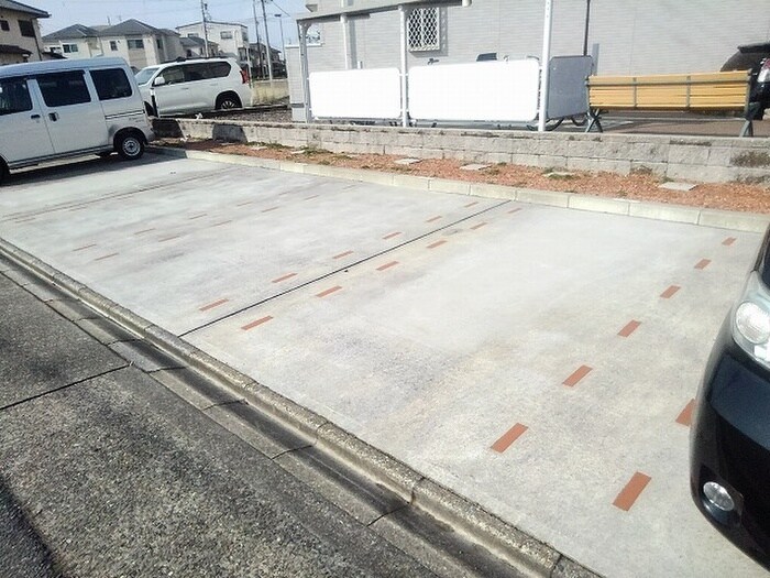 物件外観写真2　(駐車場)