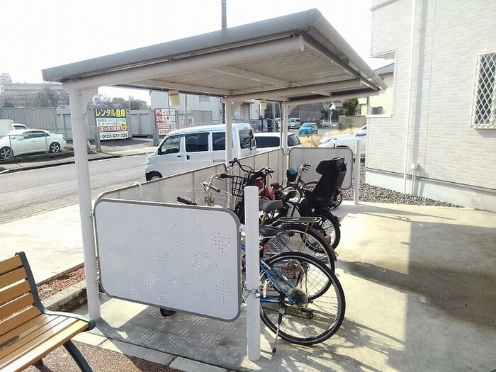 物件外観写真3　(駐輪場)