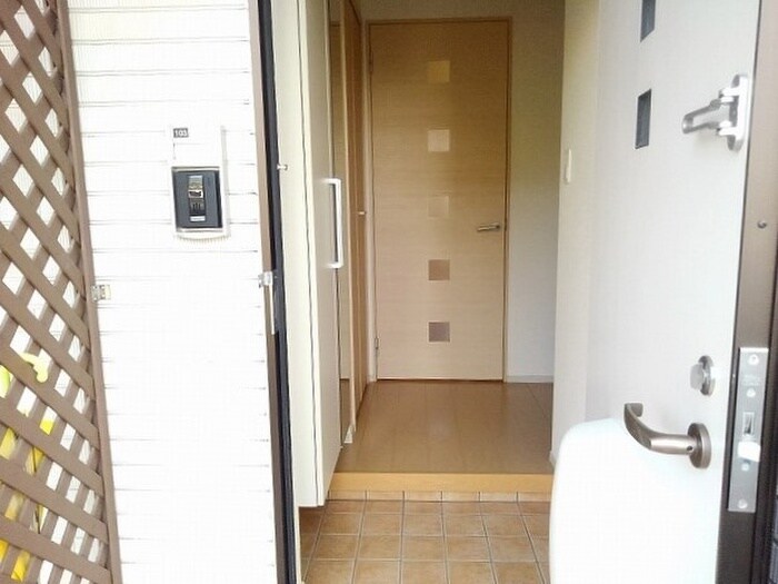 物件内観写真12　(玄関)