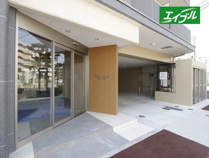 物件外観写真3　(エントランス部分)