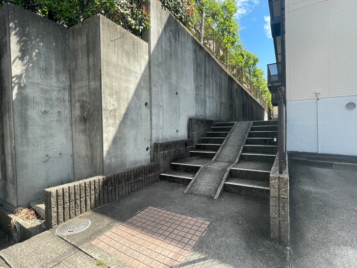 物件外観写真6　(エントランス部分)