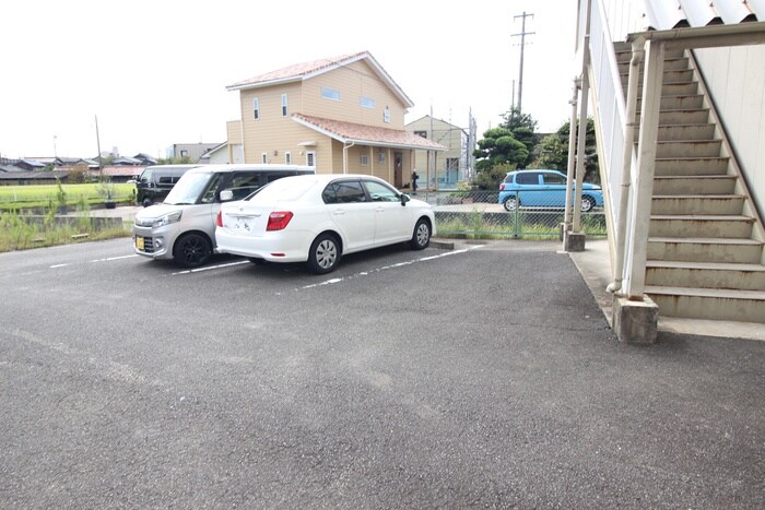 物件外観写真6　(駐車場)