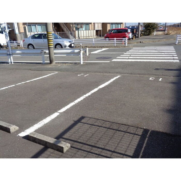 物件外観写真4　(駐車場)