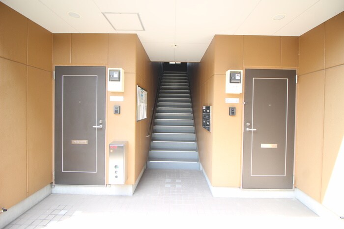 物件外観写真5　(エントランス部分)