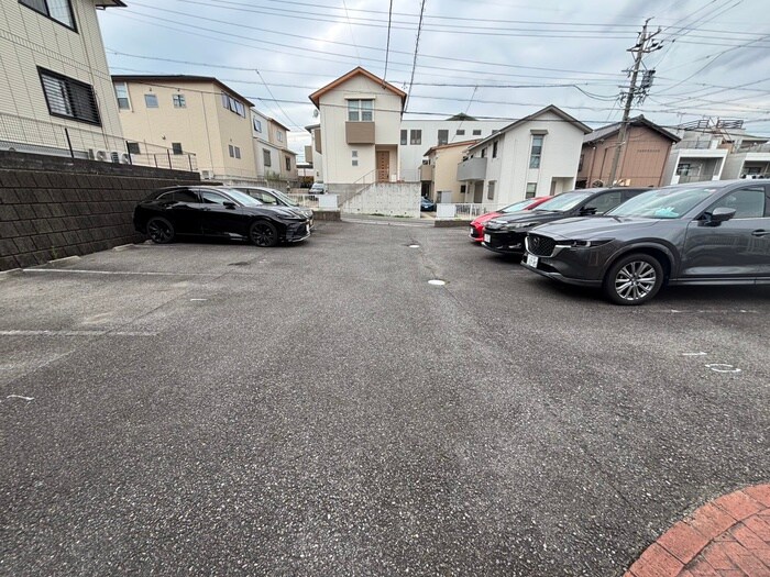 物件外観写真2　(駐車場)