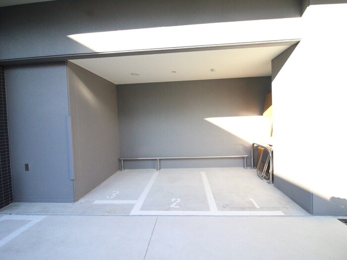 物件外観写真3　(バイク置き場)