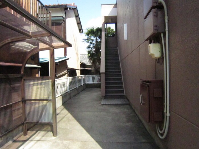 物件外観写真2　(エントランス部分)