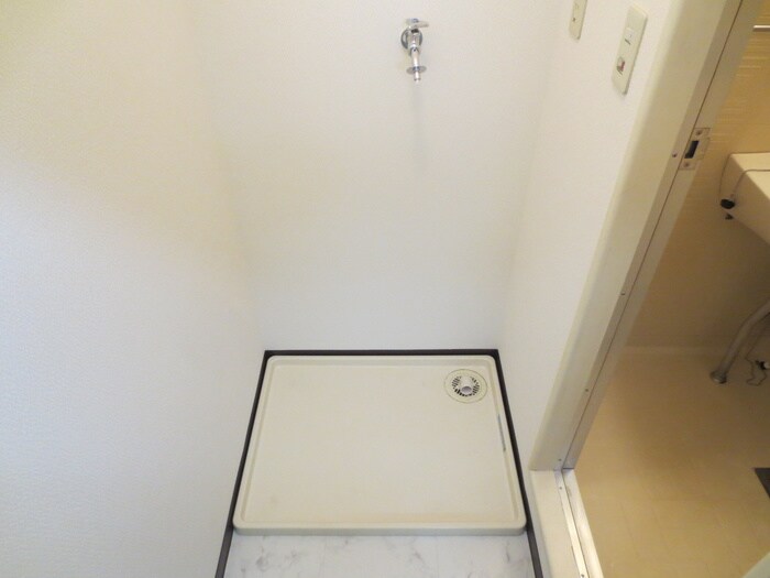 物件内観写真14　(洗濯機置場)