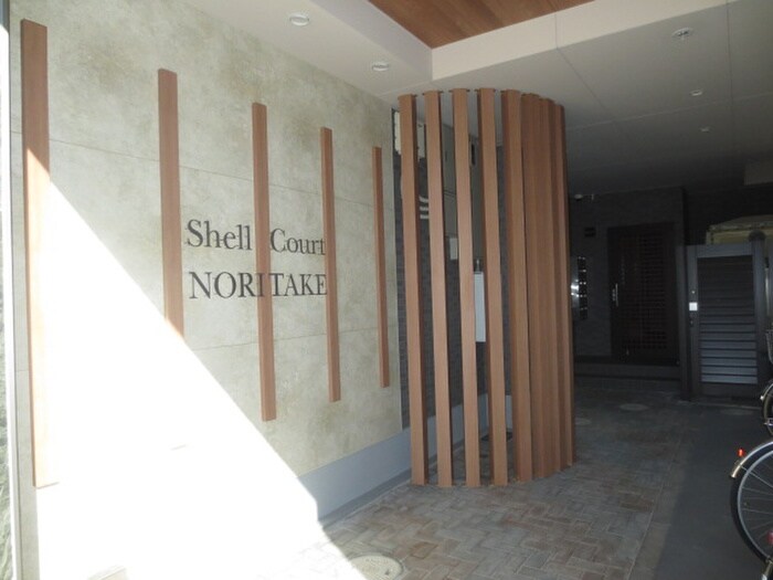 物件外観写真2　(エントランス部分)