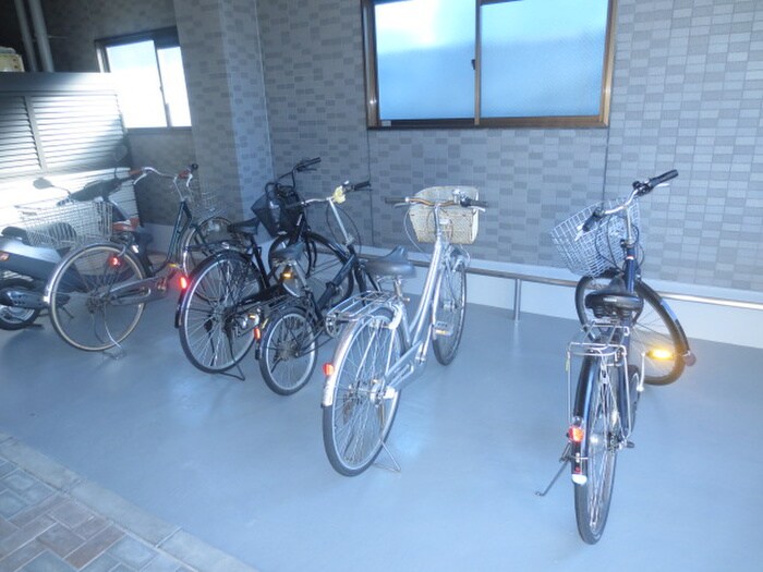 物件外観写真4　(駐輪場)
