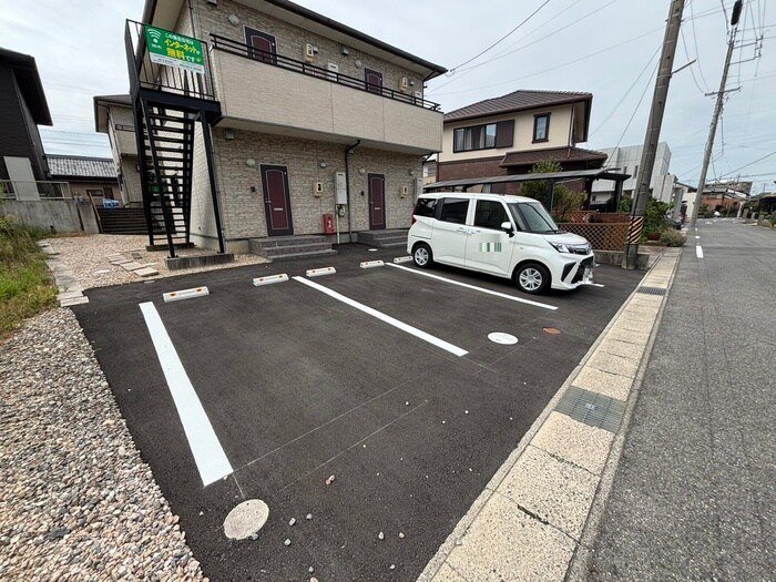 物件外観写真3　(駐車場)