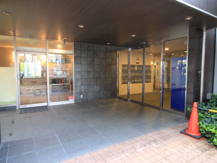 物件外観写真2　(エントランス部分)