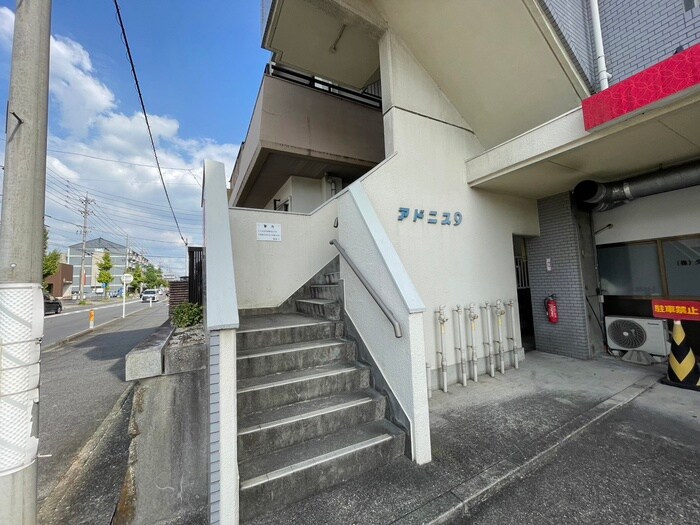 物件外観写真2　(エントランス部分)