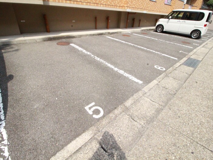 物件外観写真2　(駐車場)