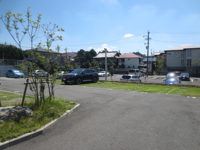 物件外観写真5　(駐車場)