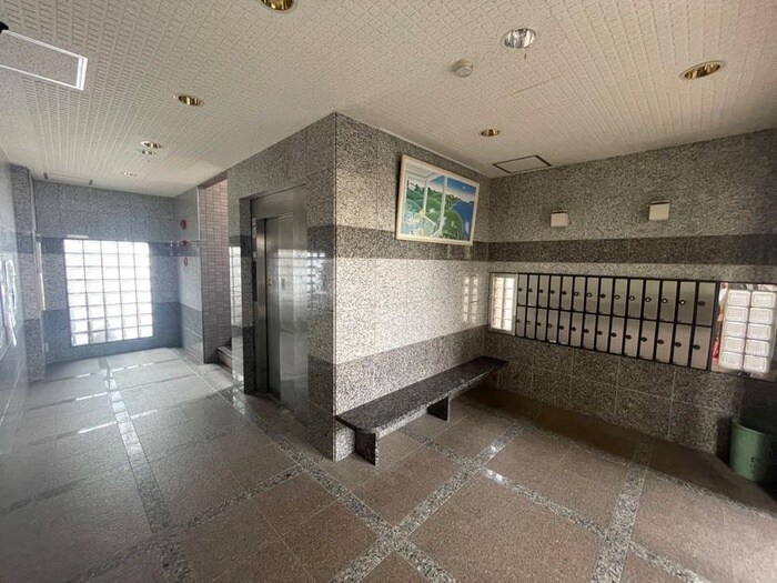 物件外観写真2　(エントランス部分)