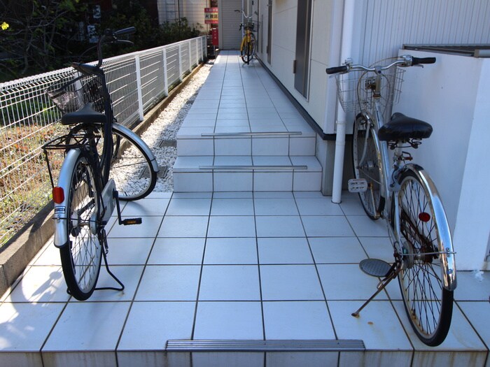 物件外観写真4　(エントランス部分)