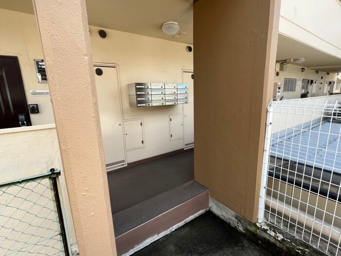 物件外観写真5　(エントランス部分)