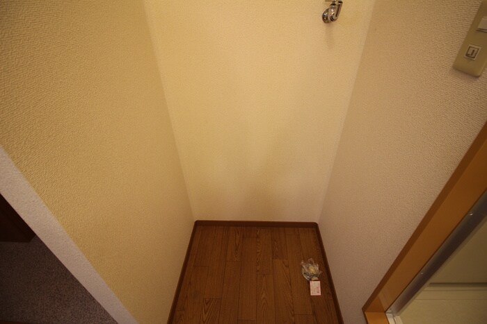 物件内観写真10　(洗濯機置場)