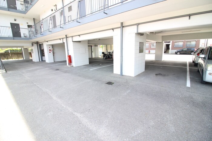 物件外観写真3　(駐車場)