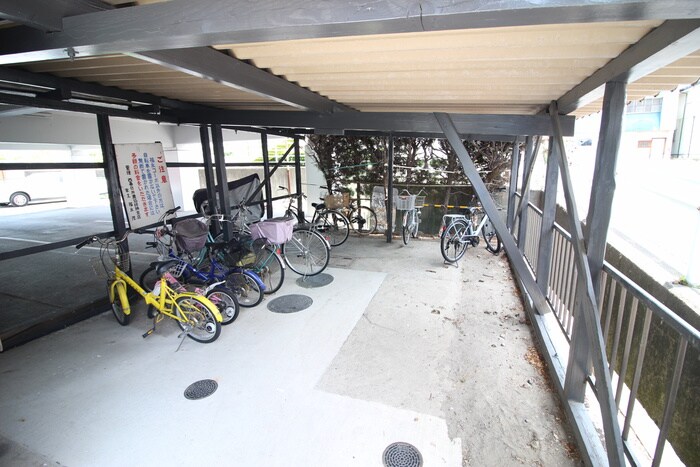 物件外観写真4　(駐輪場)