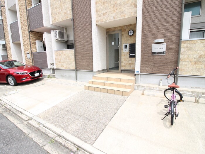 物件外観写真3　(エントランス部分)