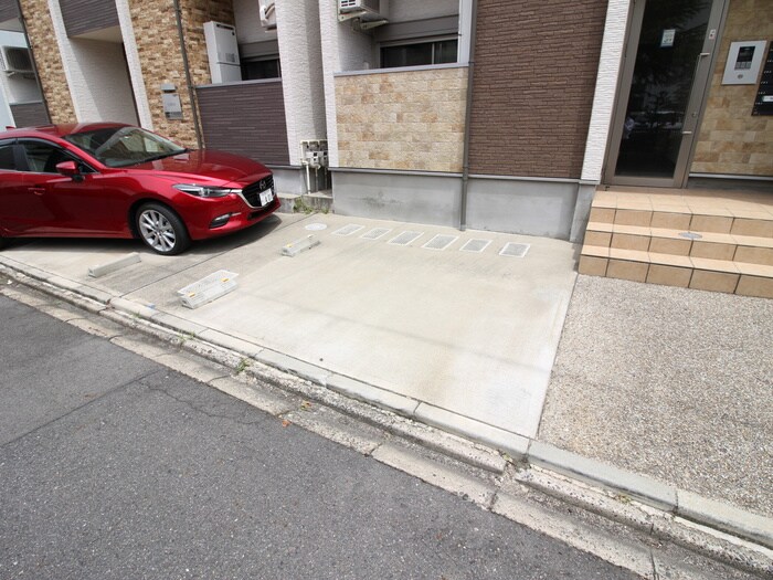 物件外観写真5　(駐車場)