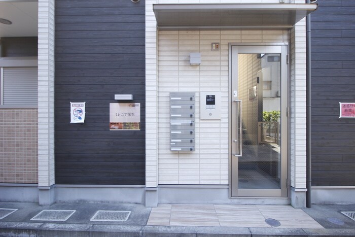物件外観写真2　(エントランス部分)