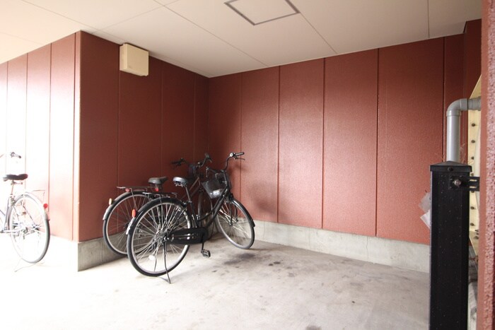 物件外観写真3　(駐輪場)