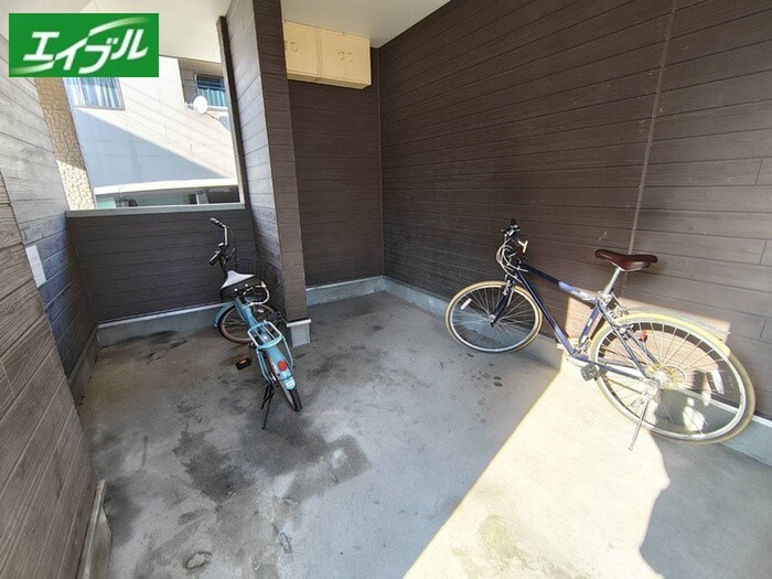 物件外観写真3　(駐輪場)