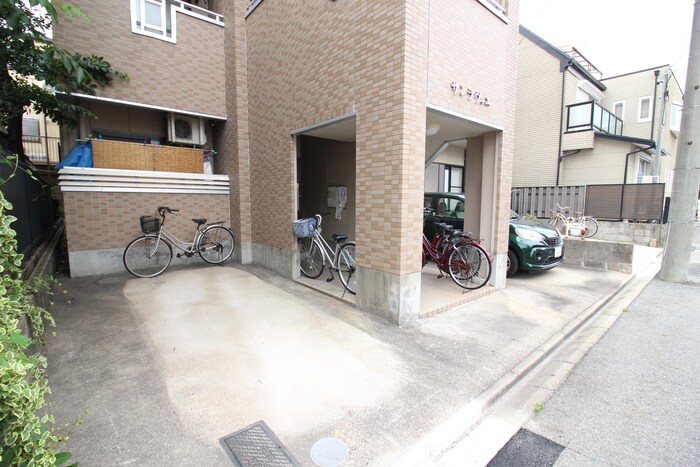 物件外観写真3　(駐車場)