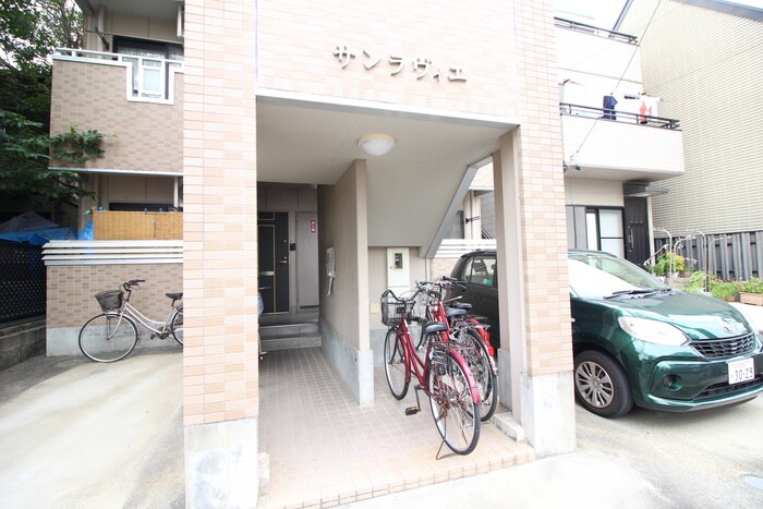 物件外観写真5　(エントランス部分)