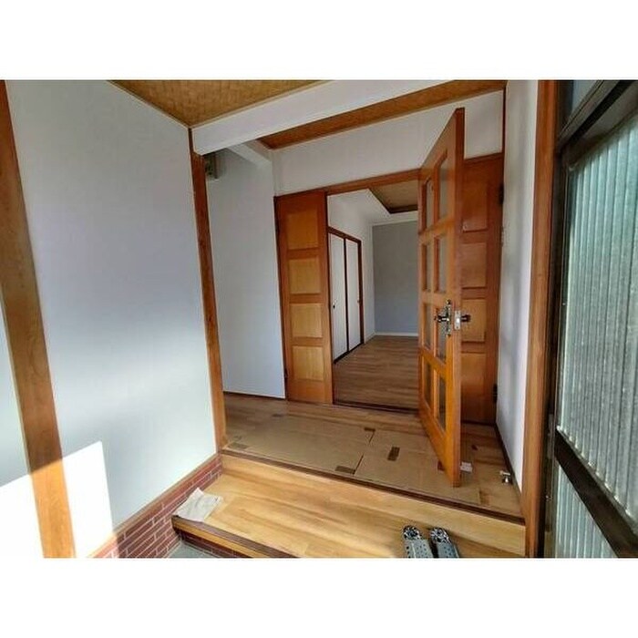 物件内観写真2　(玄関)