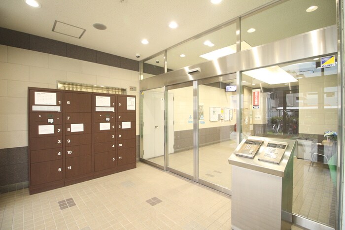 物件外観写真2　(エントランス部分)