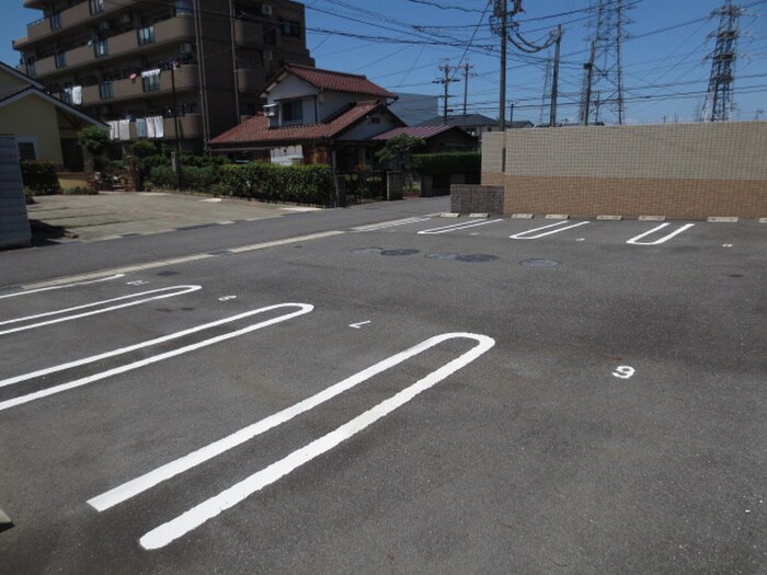 物件外観写真3　(駐車場)