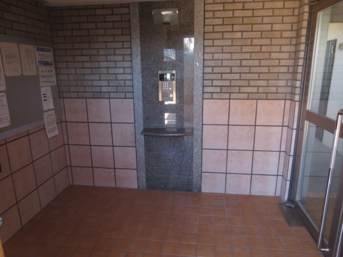 物件外観写真5　(エントランス部分)