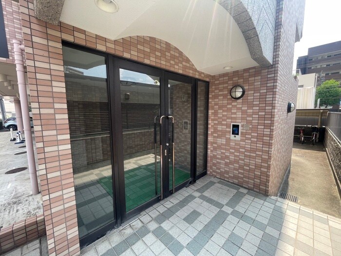 物件外観写真3　(エントランス部分)
