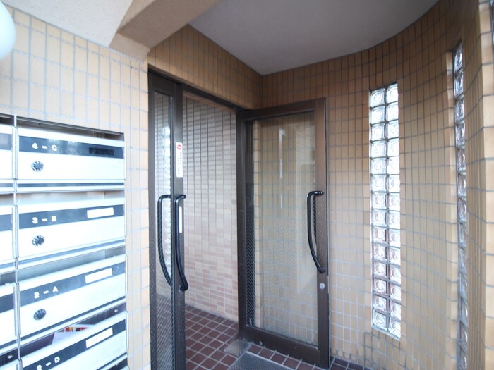 物件外観写真4　(エントランス部分)