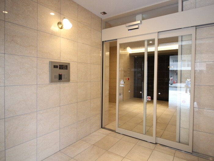 物件外観写真3　(エントランス部分)