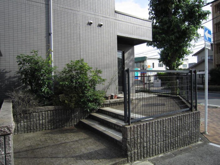 物件外観写真2　(エントランス部分)