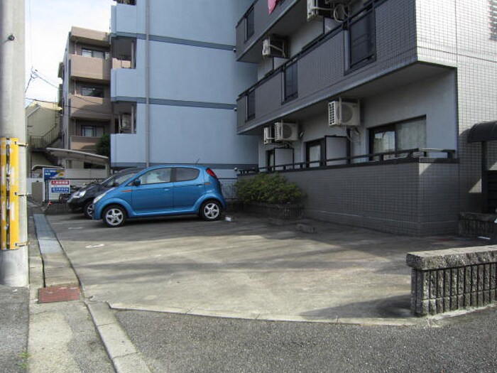 物件外観写真3　(駐車場)